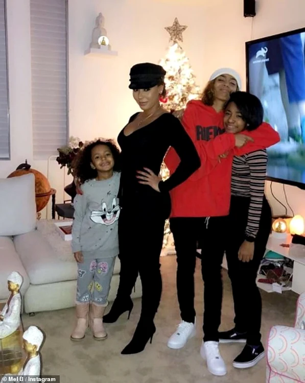 Mel B îi creşte singură pe cei trei copii ai ei: Phoenix, 19 ani, Angel Iris, de 11 ani şi Madison, de 7 ani