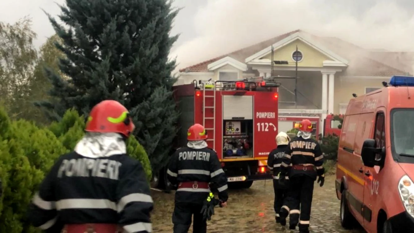 Pompierii au ajuns ieri, după ora 15.00, la fosta vilă a lui Irinel Columbeanu, care ardea
