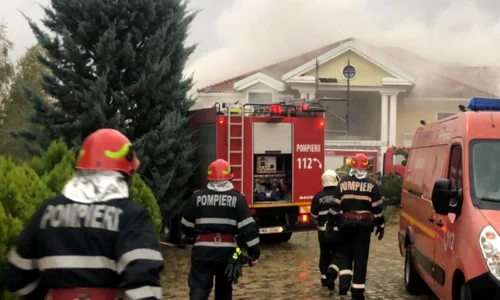 Pompierii au ajuns ieri, după ora 15 00, la fosta vilă a lui Irinel Columbeanu, care ardea jpeg