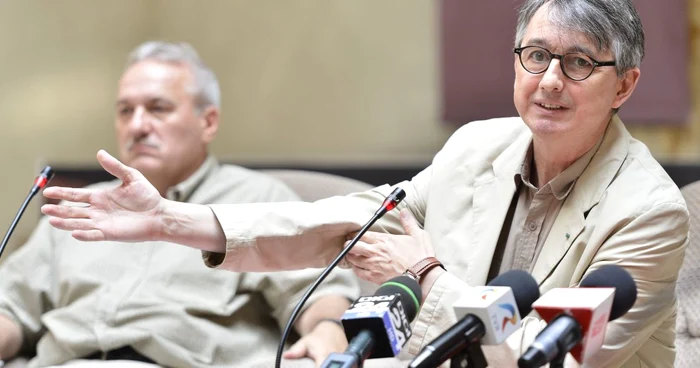 Horia-Roman Patapievici (dreapta) şi Mircea Mihăieş, la conferinţa de presă de la ICR FOTO: Mediafax