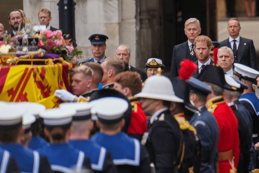 William și Harry, împreună în urma sicriului Reginei, dar fără semne de împăcare 
