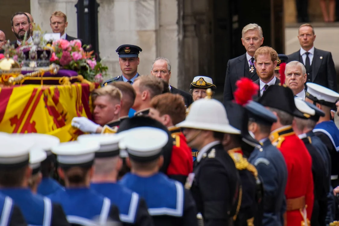 Prinții Harry și William au mers în urma sicriului reginei Elisabeta a II-a FOTO Getty Images