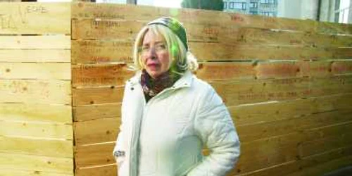 Angela Furtună a scris mesaje de protest pe gardul bibliotecii