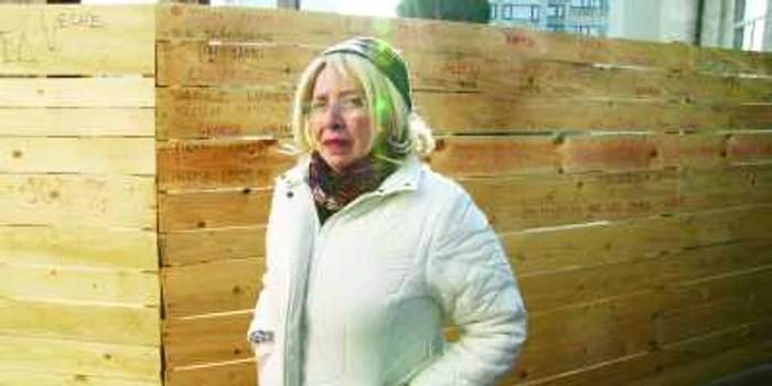 Angela Furtună a scris mesaje de protest pe gardul bibliotecii