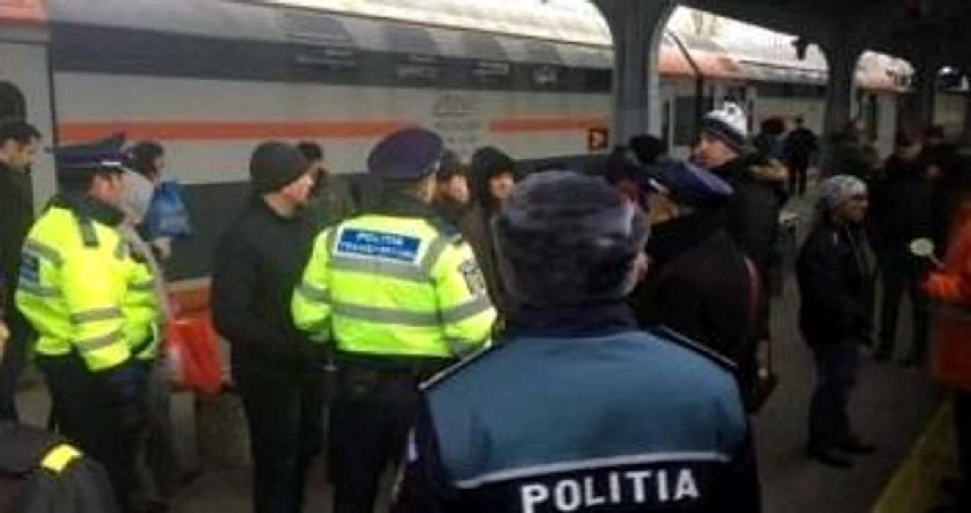 
    Cinci oameni s-au așezat pe șinele de tren ca un mic protest deoarece CFR a eliberat mai multe bilete decât existau locuriFoto Observator  