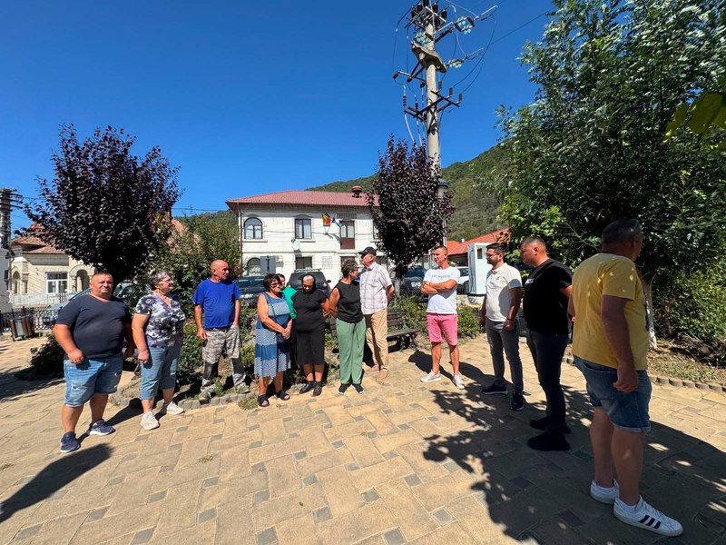 Un băiat de 13 ani ține sub teroare o comună din Vâlcea: a agresat sexual mai multe femei. Localnicii au protestat la primărie
