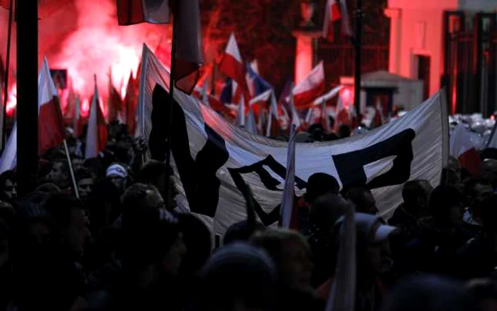 Tinerii au scandat sloganuri anti-Moscova, pe care-o acuză de ocupaţia din era sovietică. FOTO Reuters