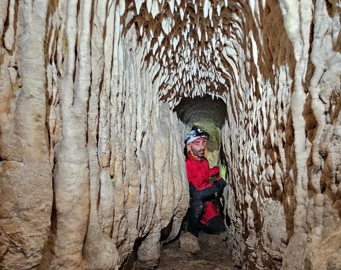 Un cercetător în interiorul apeductului descoperit la Villa dei Casoni (© Cristiano Ranieri / Soprintendenza Archeologia, Belle Arti e Paesaggio per l'area metropolitana di Roma e per la provincia di Rieti)