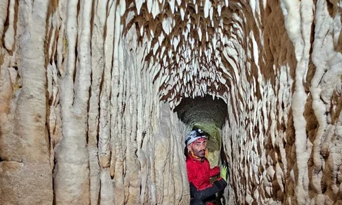 Un cercetător în interiorul apeductului descoperit la Villa dei Casoni (© Cristiano Ranieri / Soprintendenza Archeologia, Belle Arti e Paesaggio per l'area metropolitana di Roma e per la provincia di Rieti)
