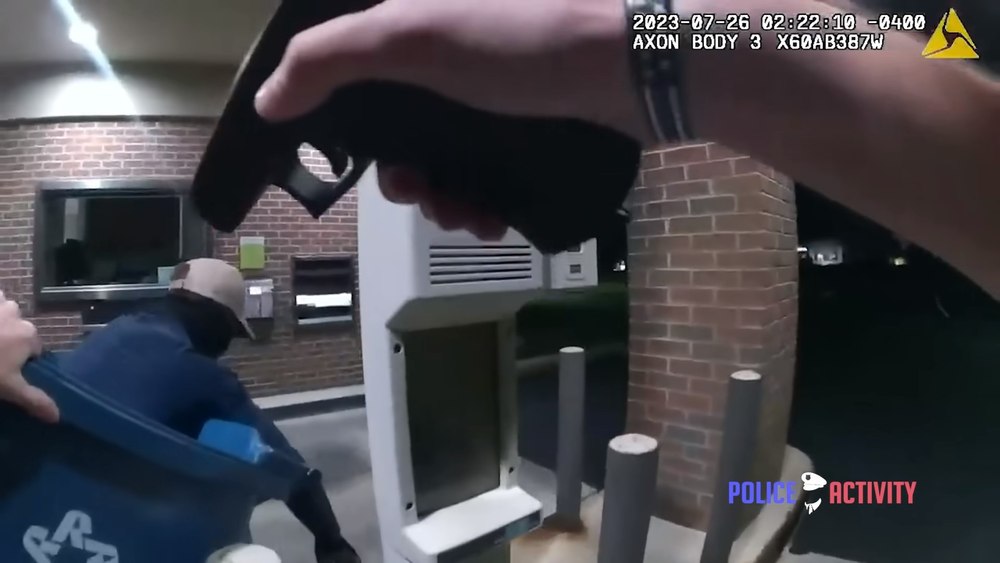 Cum a fost prins un hoț care încerca să jefuiască o bancă. „În peste 35 de ani, e prima dată când văd asta” VIDEO