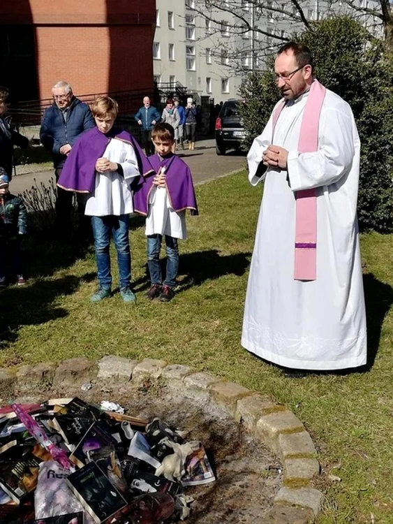 Trei preoţi au dat foc mai multor cărţi din seria Harry Potter 