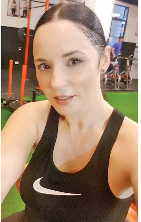 Andreea Marin  face exerciţii  uşoare, după  operaţia la coloană 