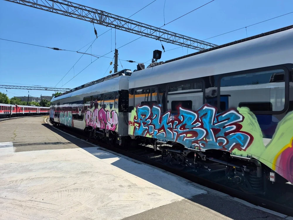 Ramele PESA, cumpărate de statul român, au fost vandalizate cu graffiti în Gara Obor