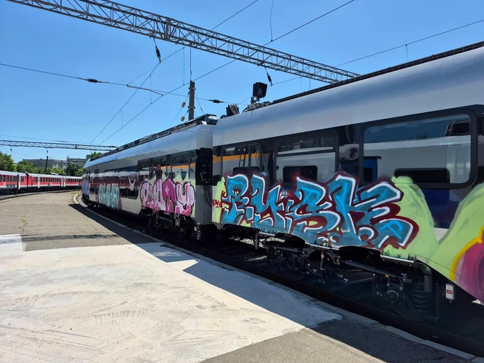 Ramele PESA, cumpărate de statul român, au fost vandalizate cu graffiti în Gara Obor