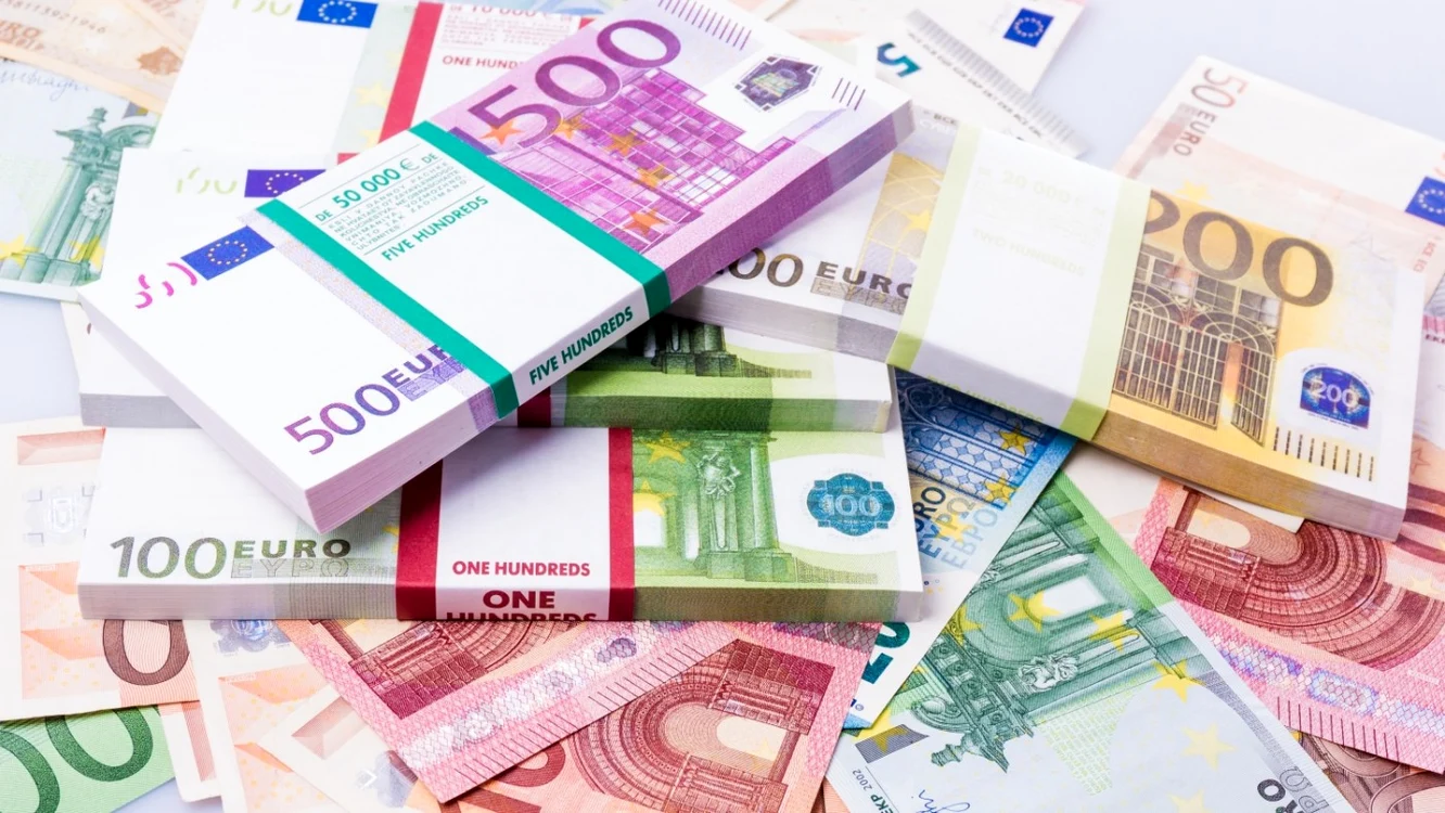 Euro a coborât la cel mai redus nivel din ultimele două decenii față de dolar