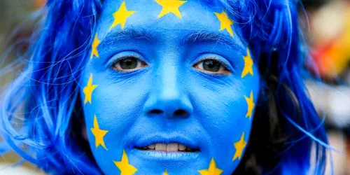 O actriţă cu faţa vopsită în culorile steagului Uniunii Europene participă la un protest numit EU At the Energy Crossroads organizat de mai multe organizaţii ecologice în faţa sediului Consiliului Europei la Brussels Belgia FOTO EPA-EFE/Stephanie Lec