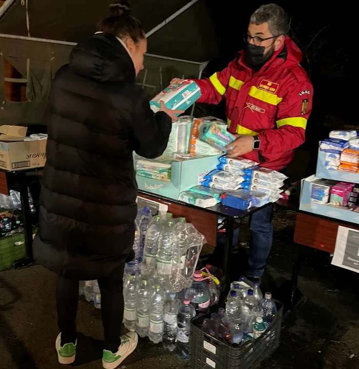 A împărțit o noapte întreagă apă și produse de igienă