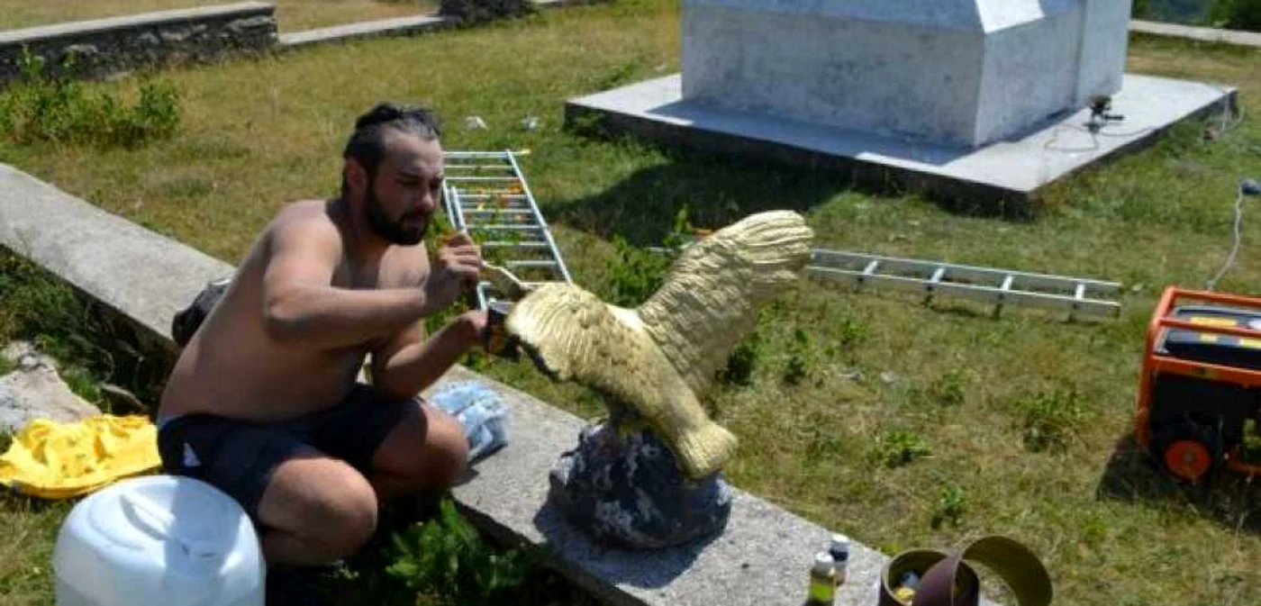 La Valea lui Mihai, vulturul a fost înlocuit cu o replică din ciment. FOTO Alin Ion