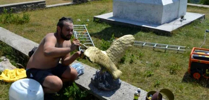 La Valea lui Mihai, vulturul a fost înlocuit cu o replică din ciment. FOTO Alin Ion