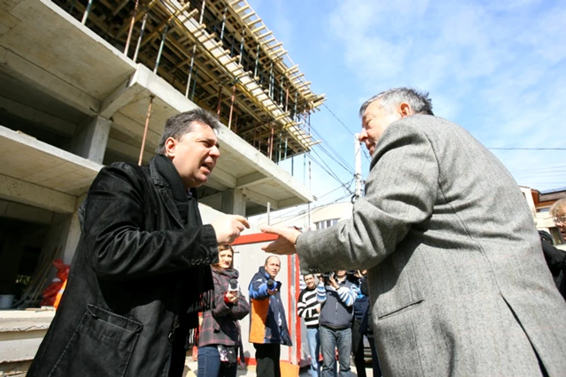 
    Marius Locic (stânga) a fost luat la rost de vecini, vinerea trecută  