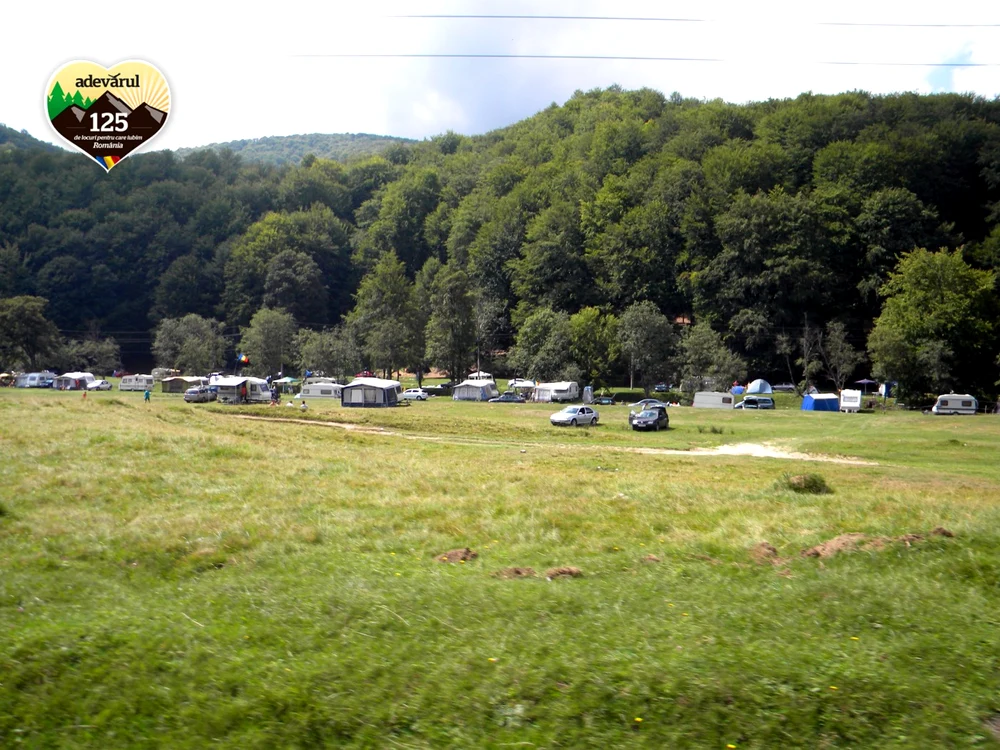 La Cheia se vorbeşte într-un limbaj aparte, parcă în şoaptă, în deplină armonie cu liniştea care se revarsă din munţi. FOTO Dana Mihai