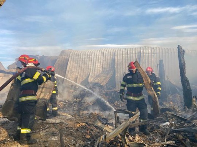 Filmul intervenției pompierilor la incendiul de la Ferma Dacilor. Primele echipaje au ajuns în 13 minute la locul tragediei