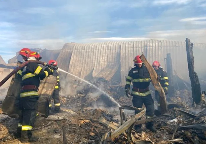 Ferma Dacilor, din Tohani, mistuită de un incendiu violent FOTO ISU Prahova