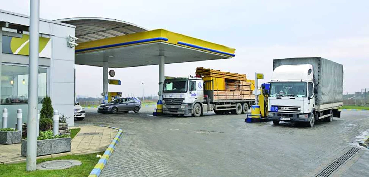 Acciza suplimentară la carburanţi îi jenează deopotrivă şi pe şoferi, şi pe benzinari