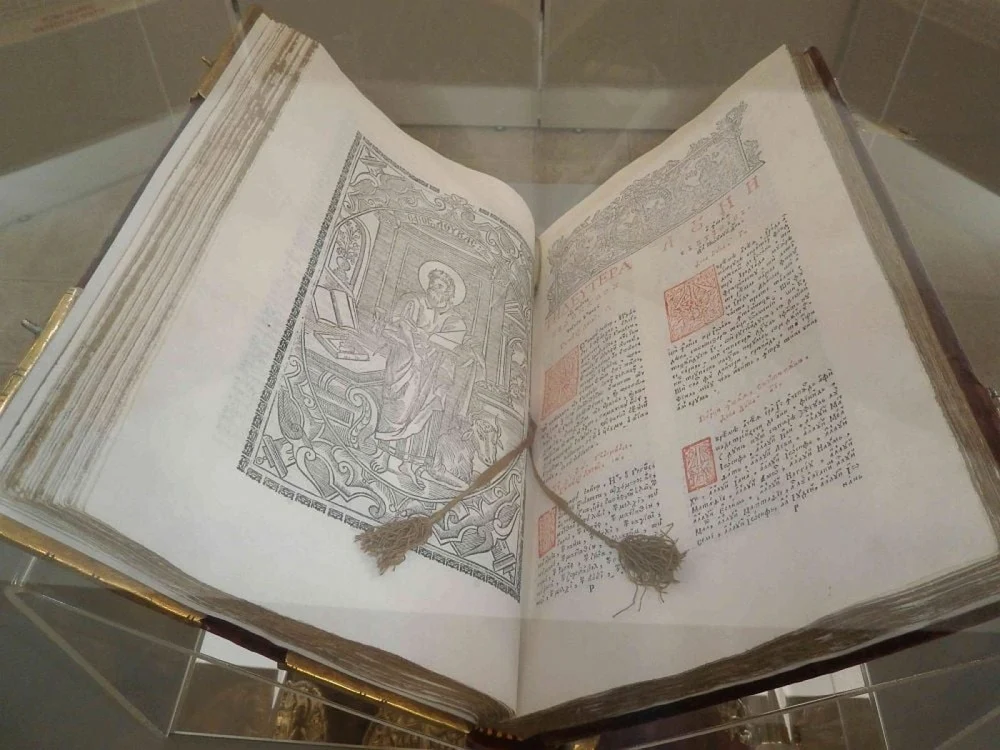 Evanghelia aurită din colecţia „Biblioteca lui Brâncoveanu” de la Mănăstirea Horezu acum la Muzeul Naţional de Istorie Foto Ioan Mărăcine