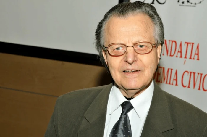 Academicianul Alexandru Zub FOTO www.simpozionstaniloaie.ro