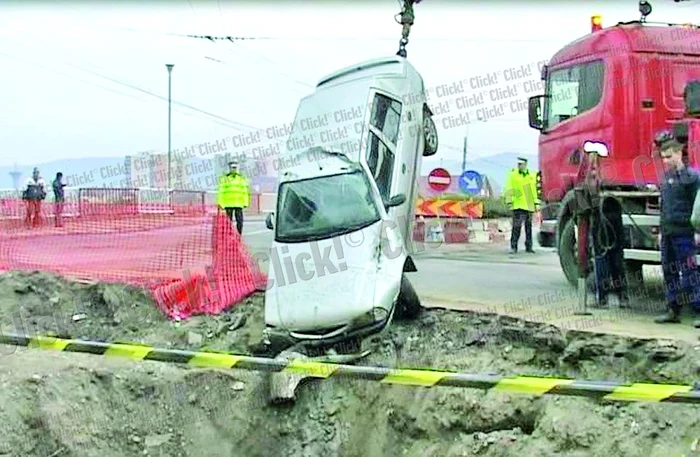 E un miracol că şoferul  a supravieţuit unei  asemenea prăbuşiri (Fotografii: Ramona Găină)