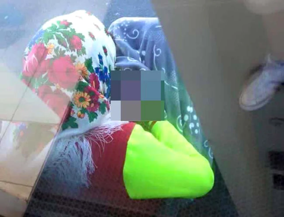 
    Cerşetoarea din imagine a reuşit să îi enerveze la culme pe cei care au văzut ce ţinea în mână foto: Facebook  