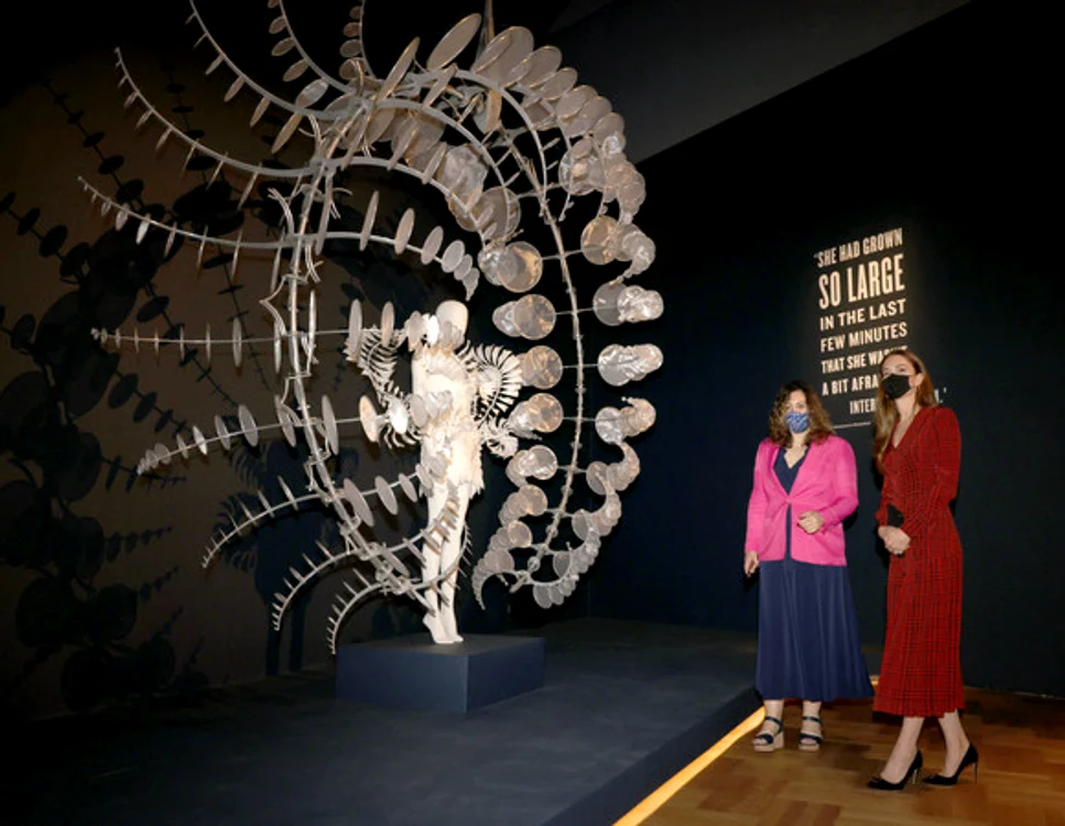 
    Ducesa de Cambridge, fotografiată la galeria Alice: Curiouser and CuriouseFoto: Getty  