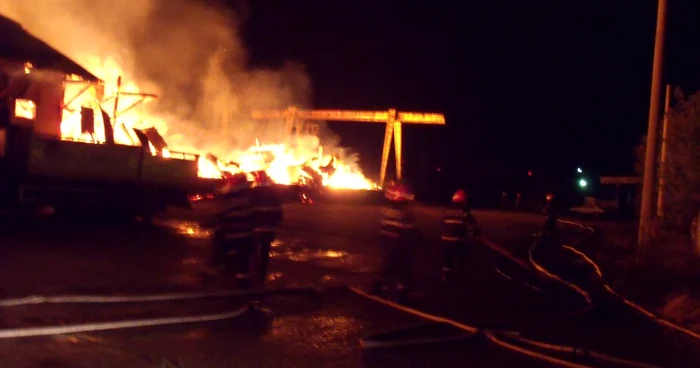 Incendiul a fost stins de pompieri