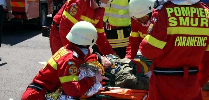 Două persoane au fost rănite şi au fost transportate la spital. FOTOArhivă.