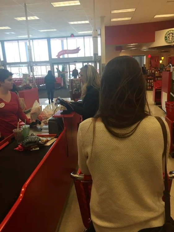 Jason Hewlett şi-a fotografiat soţia cu telefonul mobil în timp ce aştepta la coadă, în magazinul Target. FOTO Facebook