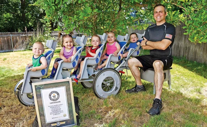 Chad Kampel, de 37 de ani, la finalul maratonului pe care l-a alergat împreună cu Lincoln, Noelle, Grayson, Preston şi Gabriella, de un an
