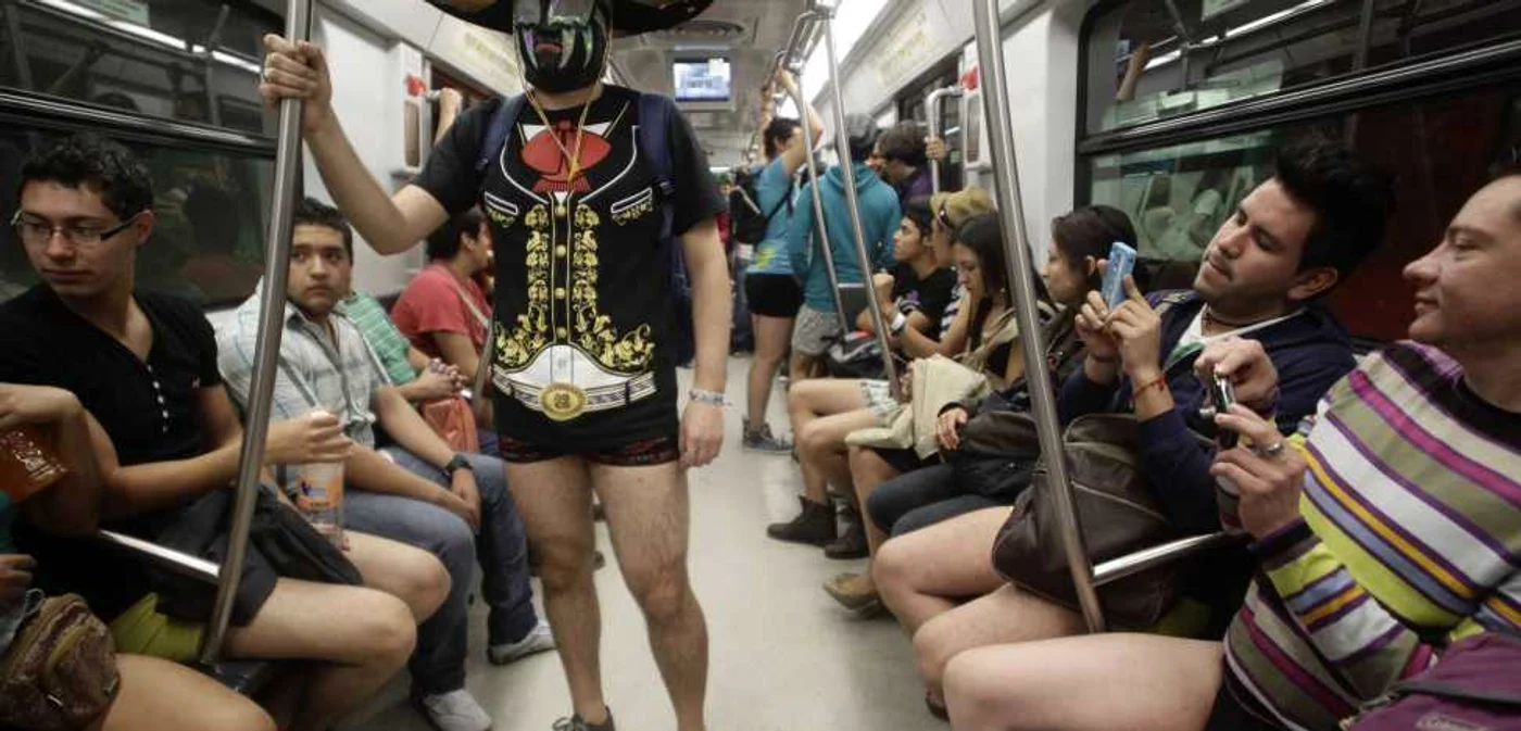 Călătorii dintr-un metrou mexican. FOTO Reuters