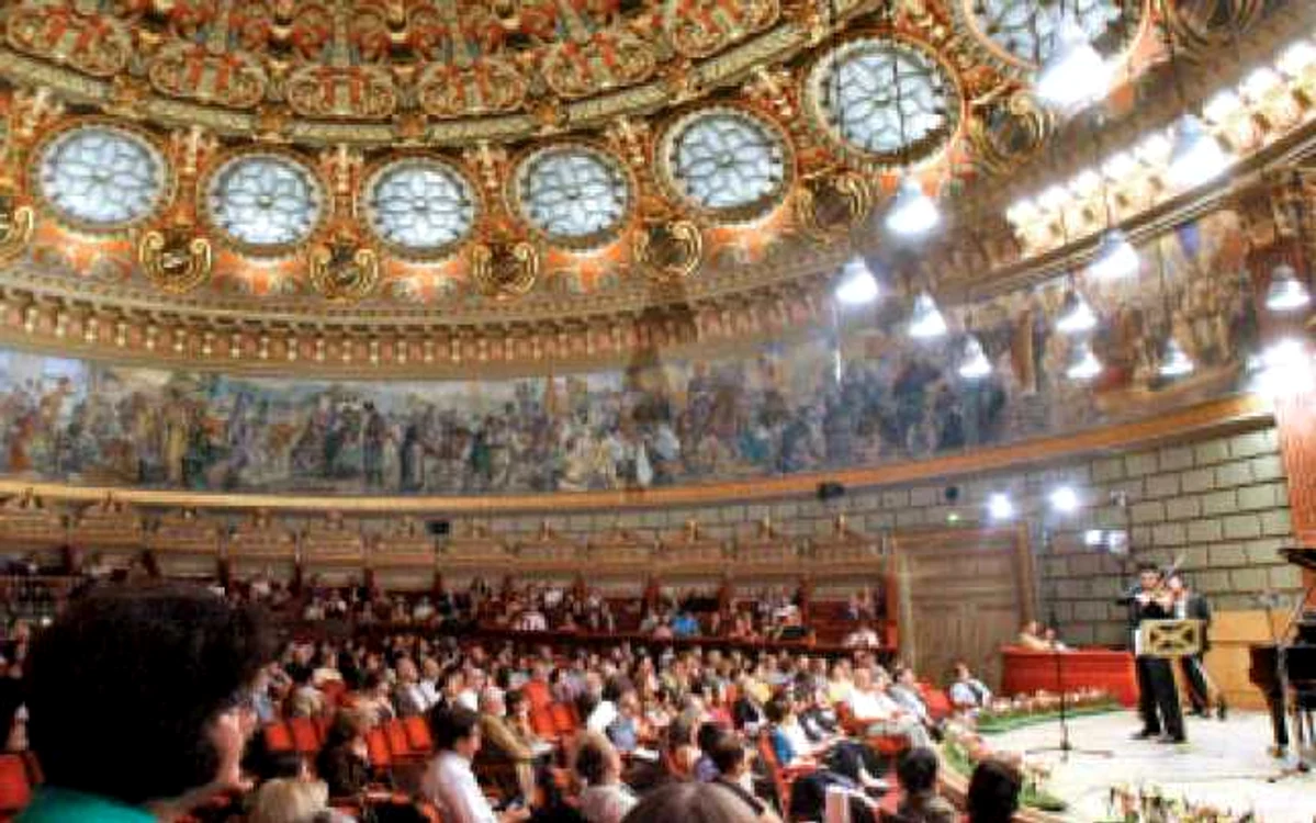 Oamenii care fredonează din sala de spectacole