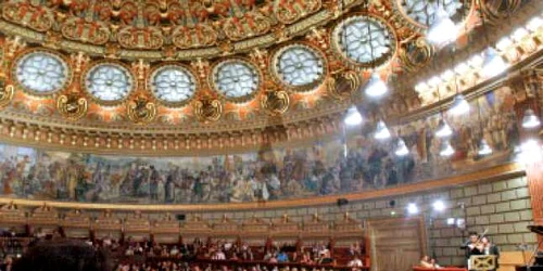 Oamenii care fredonează din sala de spectacole