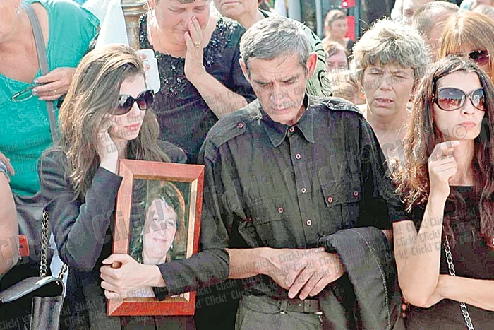 Monica nu a plâns deloc, în schimb nu a lăsat telefonul de la ureche