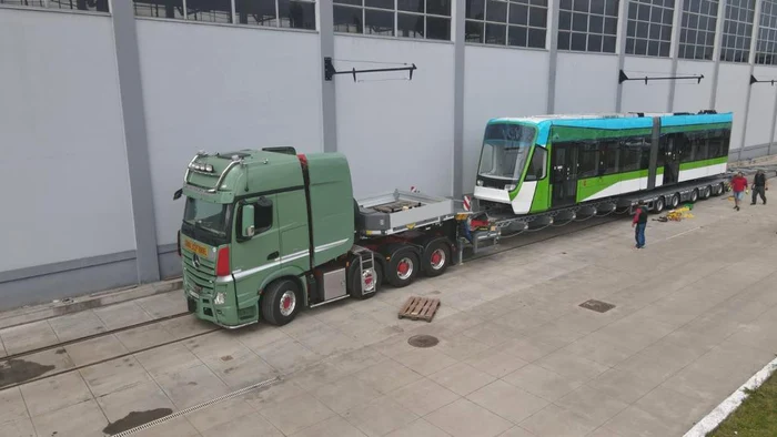 Tramvaiul construit pentru București este adus cu TIR-ul. Foto: aradon.ro