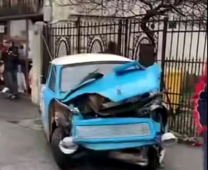 O mașină a intrat într-un Trabant, mascota unei pizzerii Foto: Captură Tik-Tok