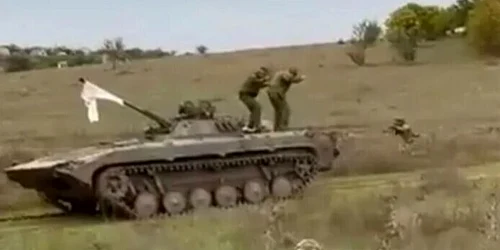 soldati usi in timp ce se predau in Herson FOTO The Sun jpg