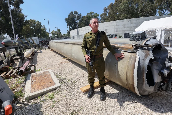 Purtătorul de cuvânt al IDF, Daniel Hagari, alături de o rachetă balistică iraniană/ FOTO:AFP