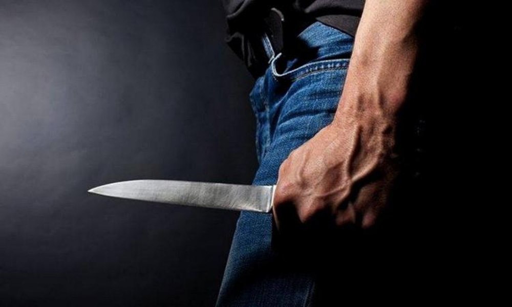 Scene șocante în plină stradă, la Drobeta-Turnu Severin: elevă înjunghiată de fostul iubit. Adolescentul a încercat să se sinucidă cu același cuțit