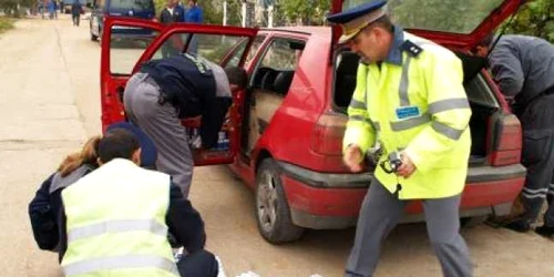 Ţigări de contrabandă găsite în interiorul unei maşini