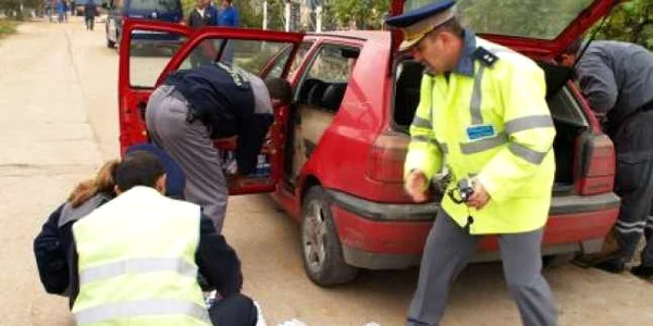 Ţigări de contrabandă găsite în interiorul unei maşini
