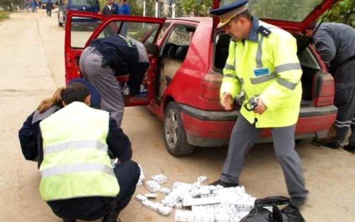 Ţigări de contrabandă găsite în interiorul unei maşini