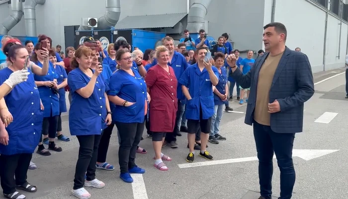 George Simion la o fabrica din Alba Iulia